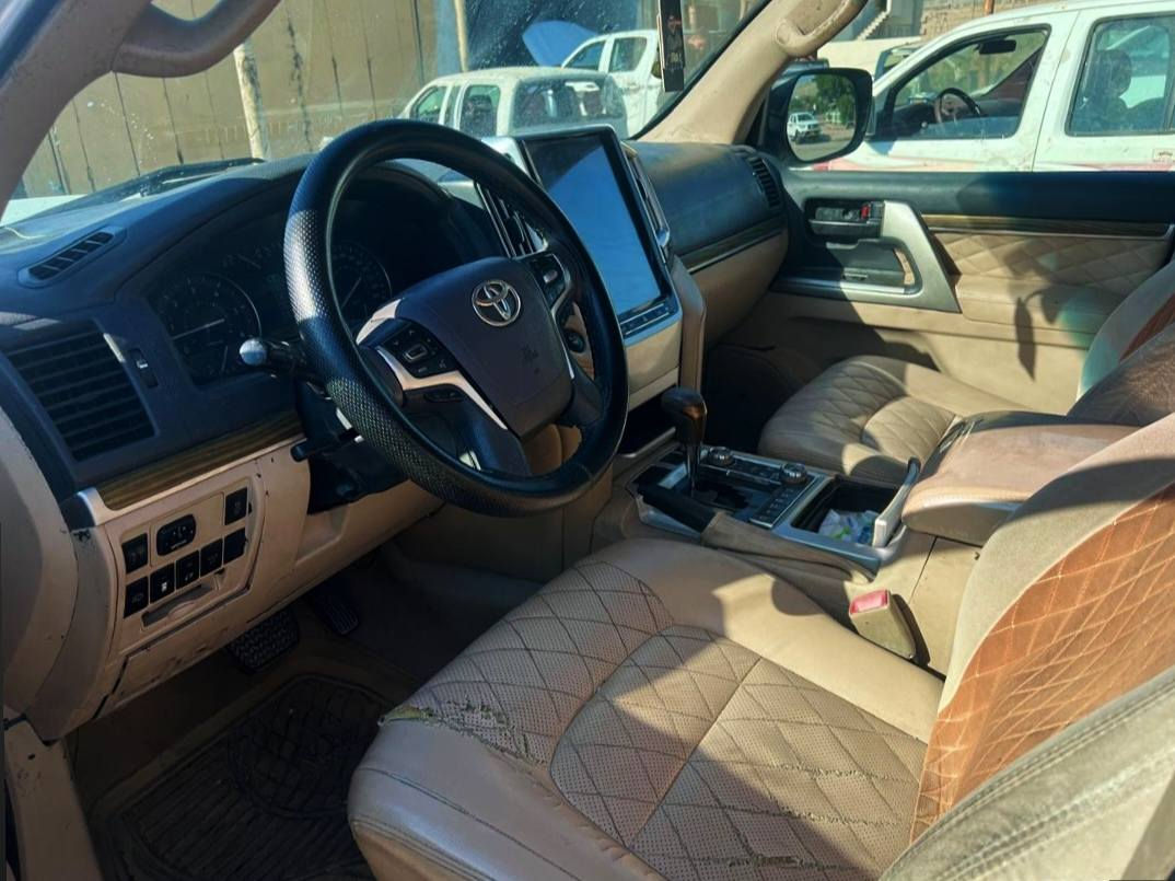 السلام عليكم لاندكروزر 11 (كاز) محدثه 21 داخل وخارج رقم بصره انكليزي. ابسمنه محرك 8سندر سعر 210 مكاني بصره الدير ***********
