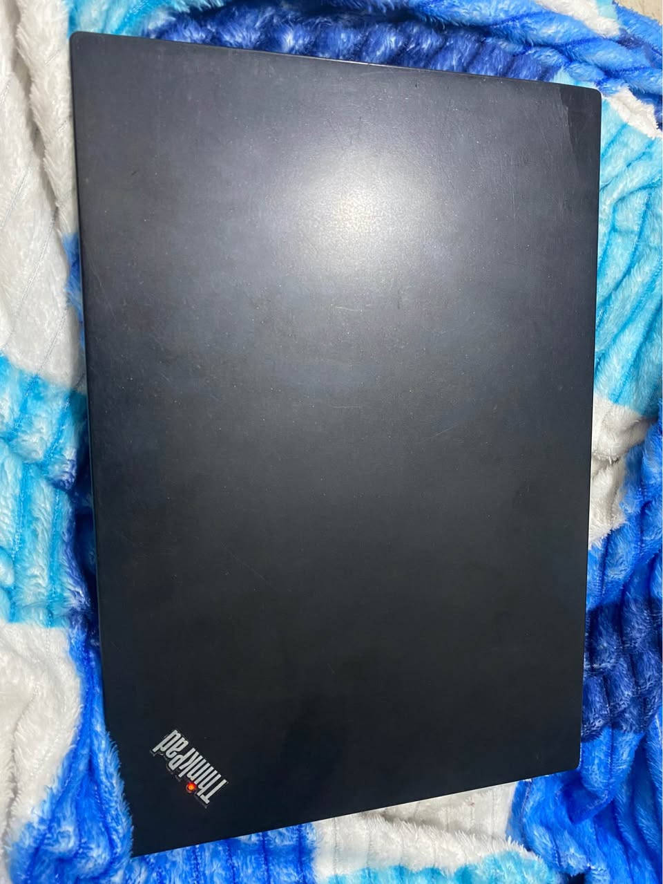 💻 Lenovo ThinkPad T14s Gen 1 – فئة الأعمال الاحترافية

✅ Intel Core i7 10th Gen
✅ RAM 16GB DDR4
✅ SSD Samsung NVMe 512GB
✅ Intel UHD Graphics
✅ بصمة Fingerprint
✅ شاشة تفتح 180° + كاميرا مدمجه + غطاء كاميرا سلايد 
✅ كيبورد عربي / إنكليزي أصلي
✅ شاحن أصلي

✨ جهاز عملي جداً من سلسلة ThinkPad المعروفة بالاعتمادية والتحمل، خفيف وسريع ومناسب للدراسة، العمل، البرمجة، والأوفيس. الأداء ممتاز والإقلاع والتشغيل سريع بفضل SSD سامسونج.

🔋 البطارية جيدة والجهاز جاهز للاستخدام مباشرة.

📌 الملاحظات:

* توجد طخه بسيطة وآثار استخدام خفيفة على الهيكل.
* أثر فطر خفيف على الغطاء الخارجي فقط.
* أحد منافذ الشحن يشحن ويفصل أحياناً، بينما المنفذ الثاني يعمل بصورة طبيعية ومستقرة 100%.

💯 تم توضيح الملاحظات بكل شفافية، والجهاز ما زال محافظاً على جودته وأدائه الممتاز ويستحق المعاينة والفحص + العديد من المميزات الاخرى
التواصل خاص + مشغل عليه العاب قديمه وحديثه + يتوفر توصيل + موضح كل التفاصيل + هيكل من مادة المغنيسيوم بغداد, العراق


**إذا كنت صاحب هذا الإعلان وتريد حذفه لأي سبب، رجاءا أرسل رسالة إلى الدعم الفني**