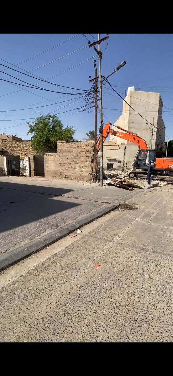 اليوم وبفضل الله تم 
تفليش وهدم بيت. بمساحة ٣٠٠م في منطقة الصبخه شارع العماره وتم نقل الأنقاض وقلع القطعه ودفنها بالجلمود والأسمنت والسبيس وحدلها طبقتين للأستفسار *********** أو  ***********
