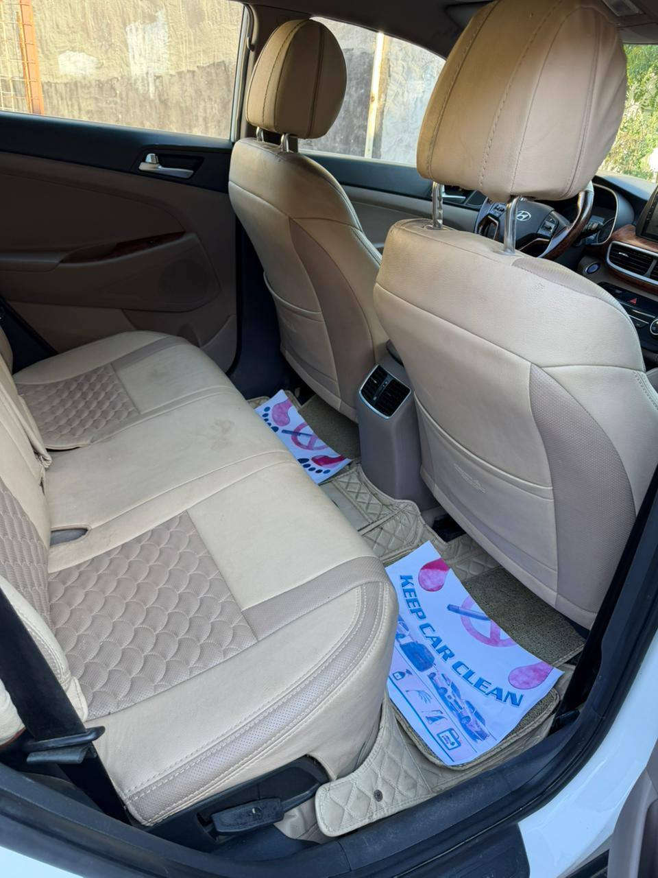 السلام عليكم توسان موديل ٢٠٢٠ للبيع السياره جاهزه من كل النواحي رقم انكليزي السيارة بسمي السيارة بيها صبغ قطعتين فقط السيارة فول ماعدا البانوراما *********** السيارة ماشيه 56 الف حقيقي
