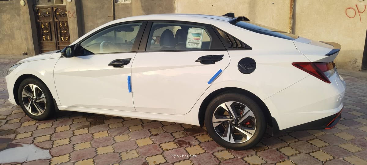 السلام عليكم الانترا 21 وارد خليجي مطلوبه للمصرف 2027 تنتهي مده اقصاده وره تسديد تتحول حره والتسديد مستمر سياره نص فول شاشه تحكمات سترين اشاير بل مري لد زونون عالي ناصي طخم تاير جديد سياره نضيفه سياره بيه بارد بل اباب  سياره ماشيه58K حقيقي 
السعر 140 وبيه مجال
 الاستفسار ***********
