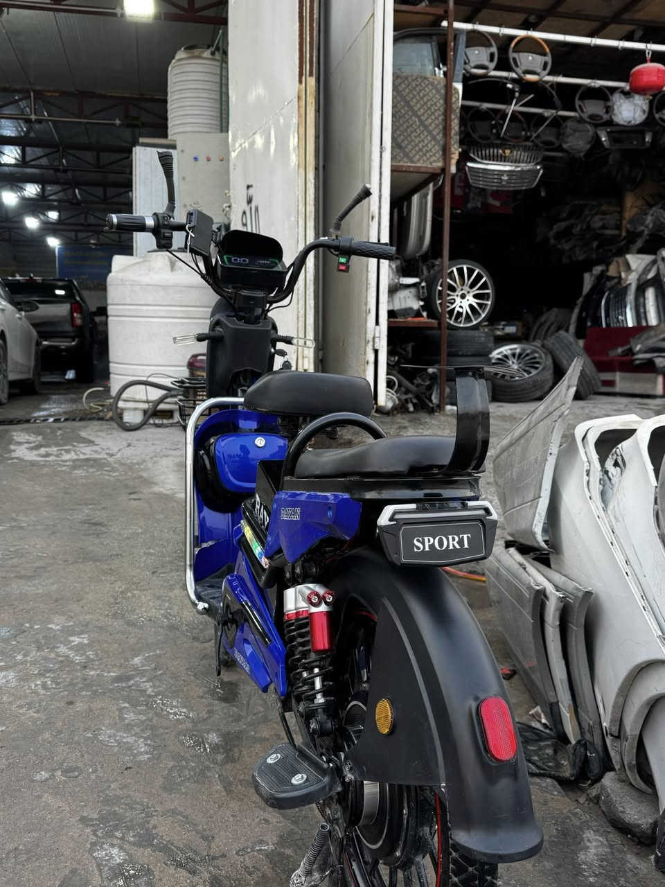 سلام عليكم حبايب باسكل   شحن  اخو الجديد مستعمل قليل حجم20  بي درع
دبل سويج تشغيل عن بعد
5بطاريات 4سرع السرعه 90

اشاير امامي خلفي 

لايت ناصي وعالي 

هورن

ستاند مبايل وبي مكان للشحن 

دبلات امامي خلفي 

باسكل جديد مامستعمل هواي 

وانطيك وياه الشاحنه هديه 

السعر خاص 

شراي راسلني خاص او واتساب وتدلل***********
