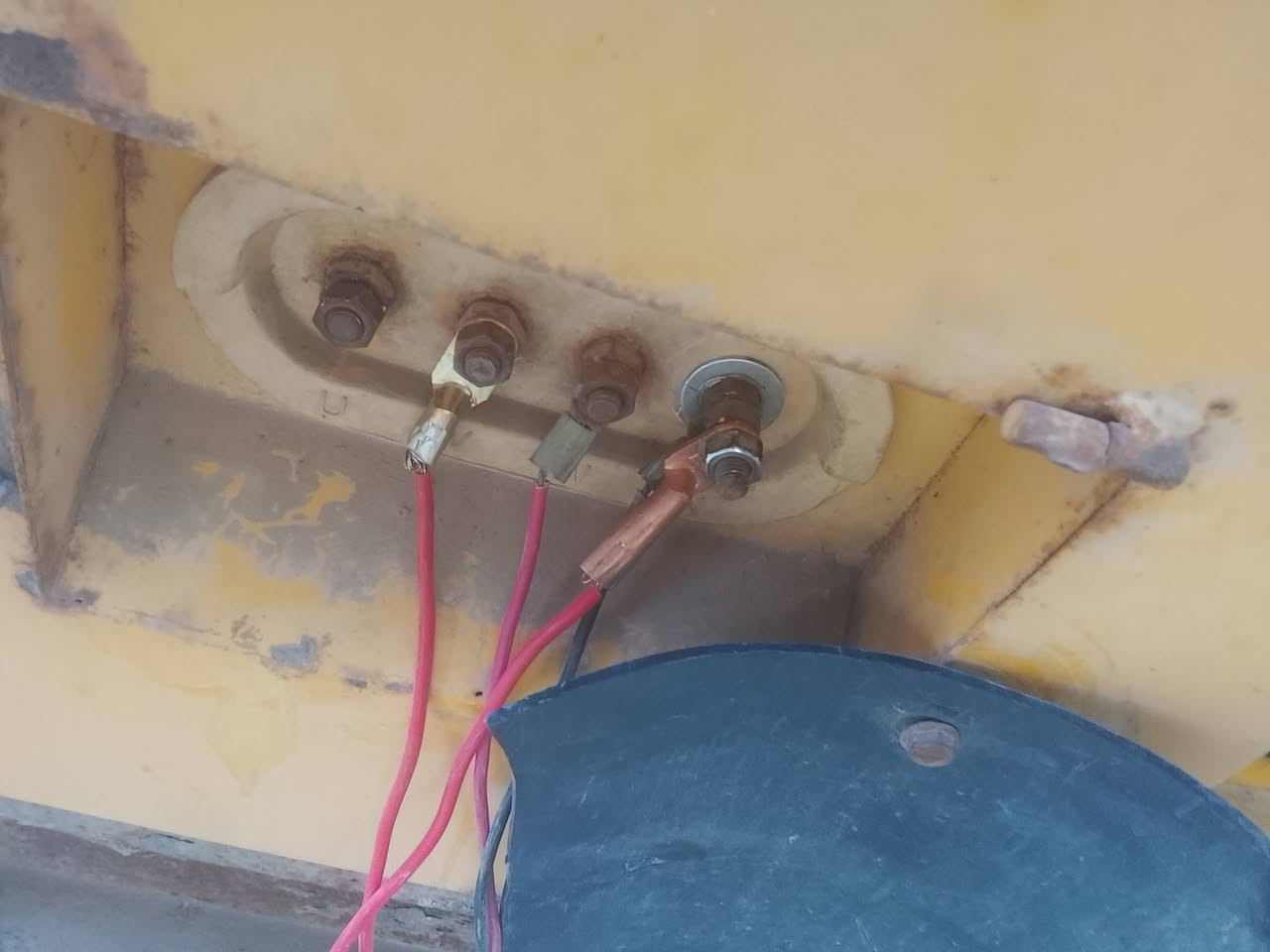 السلام عليكم مولدة نوع شنگهاي صيني درجه أوله ملف حجم 10 KV ثري فيز يعني ثلاث خطوط تغذي ثلاث بيوت وتشغل سبلتين عادي بيهه خيط بخار جاهزه داينمو وباتريك وراديتر ستوني مشيشه  السعر  للتواصل اتصل على ***********
