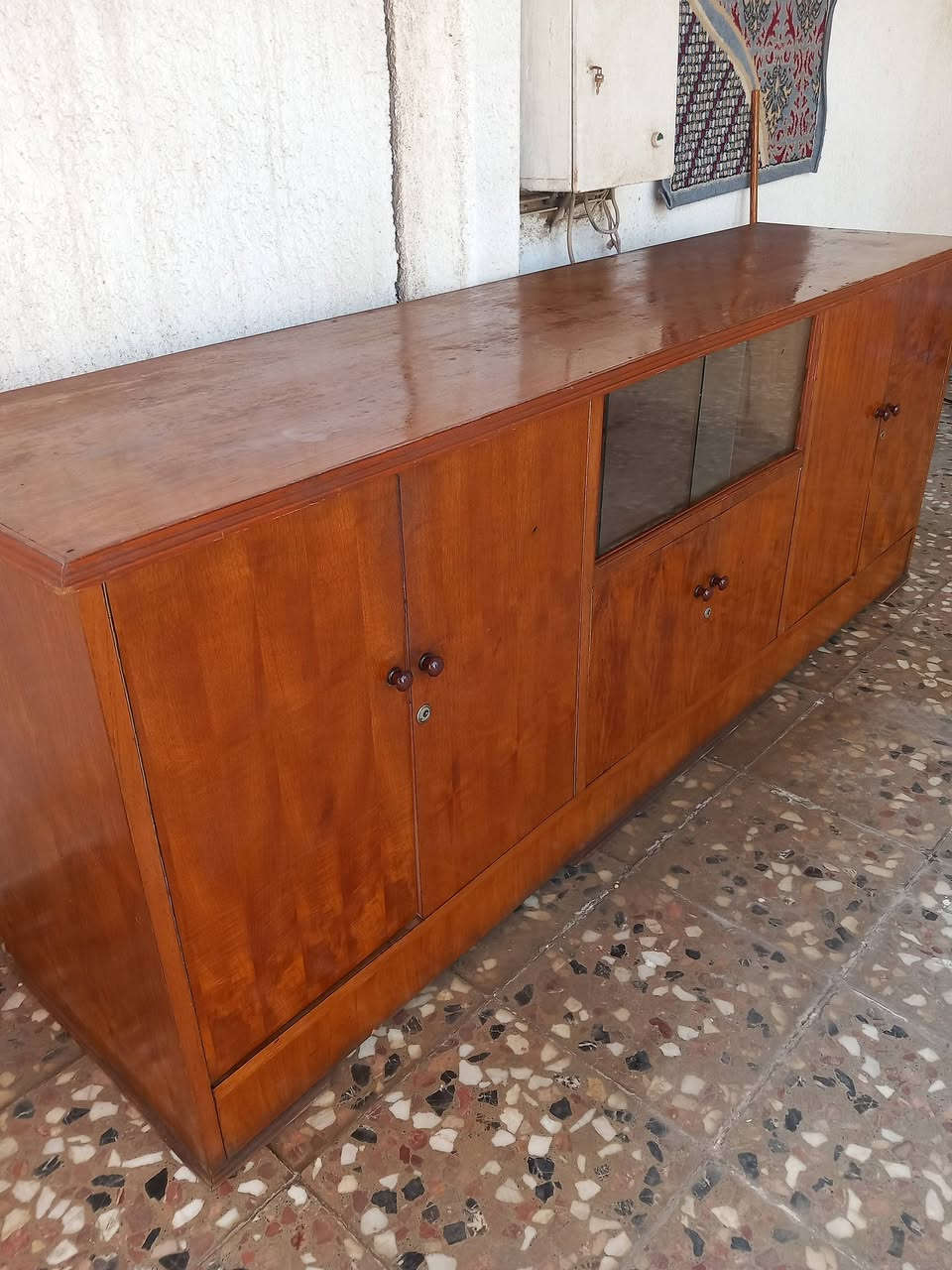 السلام عليكم 

مكيف طنين مشتغل موسم واحد اخو الجديد السعر ٣٠٠ الف قفل

بوفية نجارة نظيفة جدأ مابيه اي كسر السعر ب١٦٠ الف قفل 

***********
