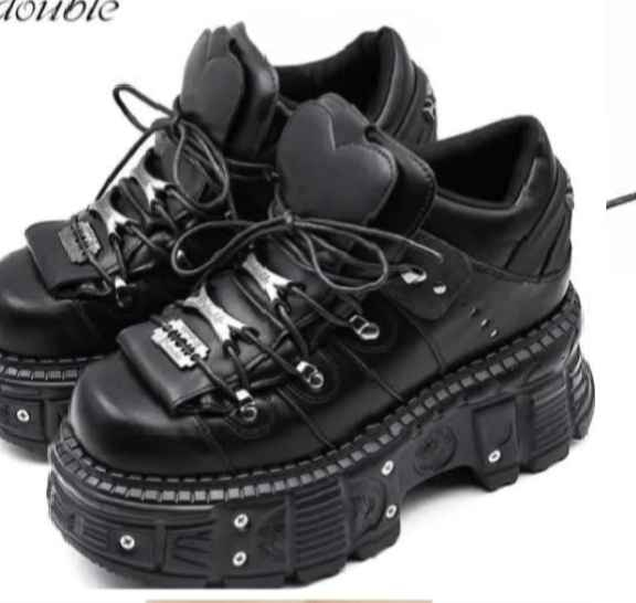 حذاء (Boots) ستايل مميز وتصميم "هيفي" فخم جداً. الحذاء يجمع بين القوة والأناقة ومناسب جداً  اللي يحبون الستايلات الغربية والعصرية.
​اللون: أسود ملكي.
​التصميم: حذاء مرتفع (Platform) مريح وثابت مع إضافات معدنية وإبزيمات فخمة. بغداد, العراق


**إذا كنت صاحب هذا الإعلان وتريد حذفه لأي سبب، رجاءا أرسل رسالة إلى الدعم الفني**