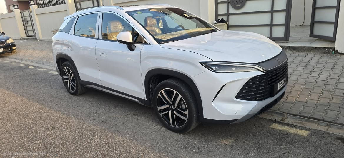 🔹 للبيع BYD Song L Flagship موديل 2025 🔹
▪️ اللون: أبيض لؤلؤي
▪️ المسافة : ،3,500 كم وقابلي لزيادة
▪️ منظومة تشغيل HEV - EV (هجين + كهربائي)
▪️ فئة Flagship (أعلى فئة)
▪️ وارد حديث وبحالة ممتازة جداً

📌 المواصفات:

✅ شاشة وسطية كبيرة متعددة الوظائف
✅ عدادات رقمية كاملة
✅ شحن لاسلكي مع تبريد لهاتف 
✅ كاميرات 360 درجة
✅ حساسات أمامية وخلفية
✅ فتحة سقف بانورامية
✅ بصمة تشغيل ودخول ذكي
✅ شحن لاسلكي للهاتف
✅ مقاعد جلد فاخرة
✅ تحكم كهربائي بالمقاعد
✅ نظام صوتي مميز
✅ إضاءة LED كاملة
✅ مثبت سرعة وأنظمة أمان متطورة
✅ نظام المحافظة على المسار
✅ نظام مراقبة النقطة العمياء
✅ تبريد أوتوماتيك عالي الكفاءة

📌 حالة السيارة:

▪️ ماشيه 3,500 كم وقابل لزيادة
▪️ السيارة شبه وكالة.
▪️ الداخلية والخارجية نظيفة جداً . والارضيات والجنطة مغلفات جلد لحماية .

📌 ملاحظات مهمة:

▪️ توجد رصعة بسيطة جداً في الجاملغ الأيسر.
▪️ تم إصلاحها على البارد .
▪️ الصور قبل التعديل موجودة ومتوفرة .
▪️ السيارة جاهزة للفحص بأي مكان يختاره المشتري.

💰 السعر: 32,000,000 دينار عراقي

 للاستفسار أو المعاينة 
***********

والله ولي التوفيق
