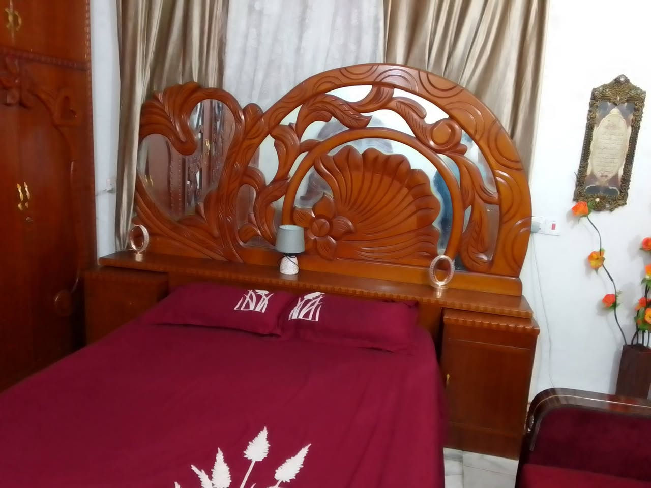 سلام عليكم الغرفة للبيع الغرفة جديده سعر 500 ألف عنوان منطقة الهاشمي رقم ***********
