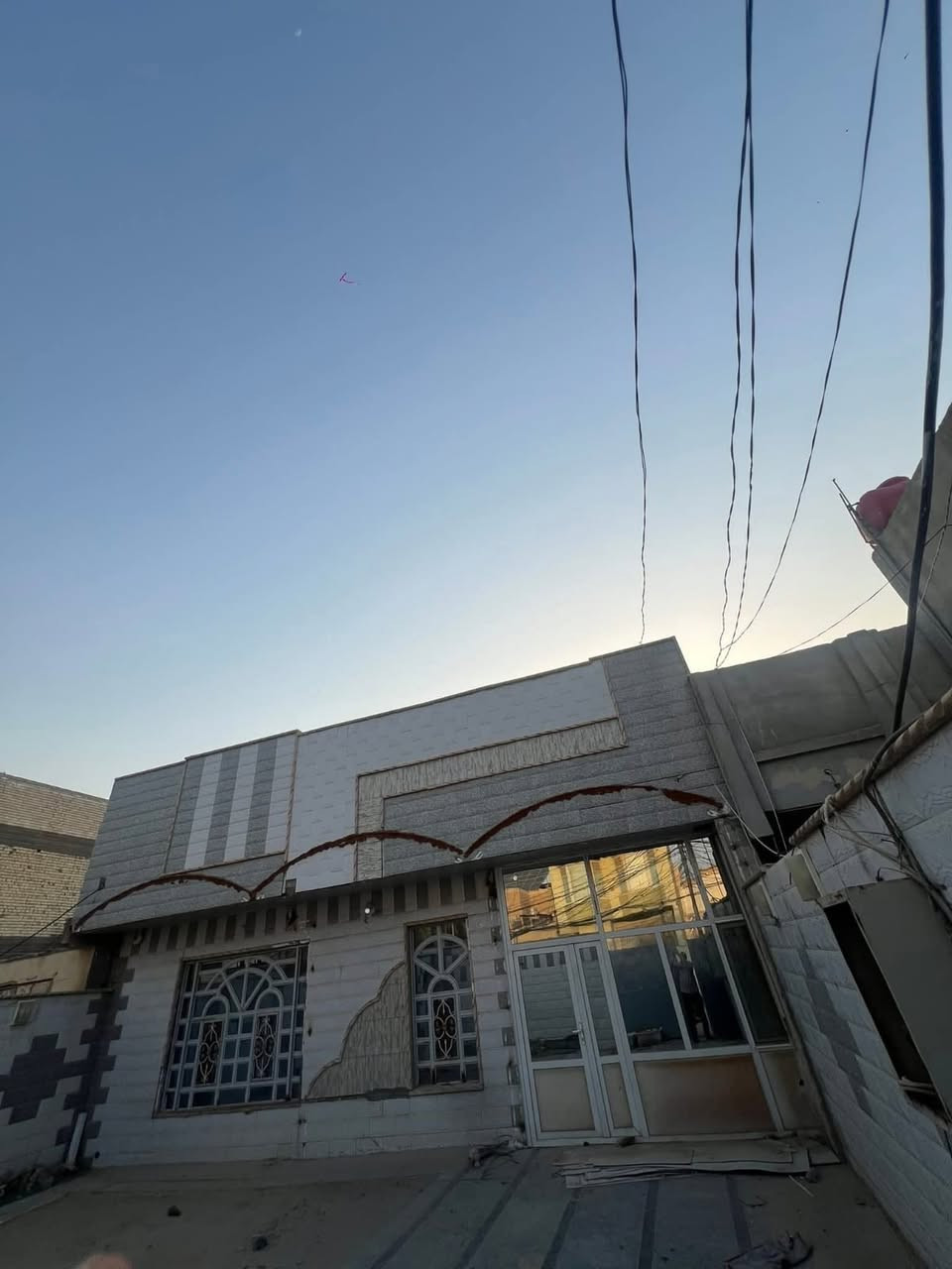 دار للبيع حي الأمير المساحة ٣٣٠متر نضيف طابقين خلف شارع الروان يحتوي على ٤غرفه نوم وصاله واستقبال ومطبخ وصحيات وكراج سيارة سعر المتر ٣ مليون 
***********
حسين الرماحي
