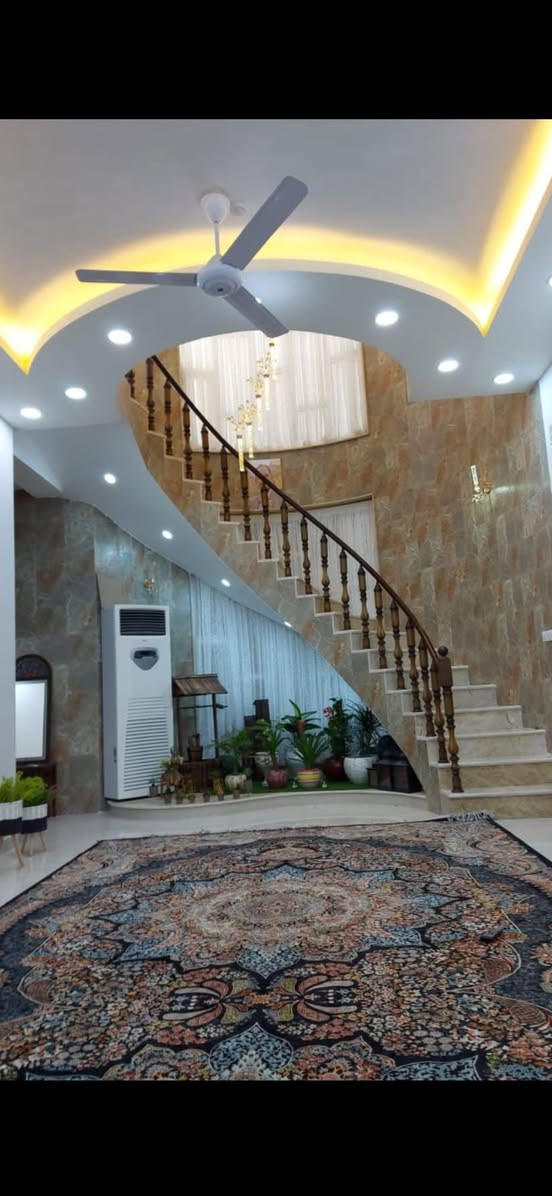 بيت للبيع حي السلام خلف الاربع شوارع قرب مدينة الالعاب ٢٠٠ متر بناء حديث  امام حديقة اني مرتبها حتى شلال مسوي بيها الطابق الأرضي غرفه قياس ٤ *٦  واستقبال ٤.٢٥*٧ وصاله ٤*٩ومطبخ ٥*٦وحمام عدد ٢ ومناور عدد ٢ الطابق الثاني غرفتين الاولى قياس ٧.٥*٤.٢٥ والثانيه ٥*٦ وغرفه صغيره مخزن اني مسويها  وحمام شرقي للعلم الواجهه طابوك لكن عندي صوره بعد التغليف انتم تسوها التواصل مع صاحب الدار سيد حيدر ***********واجهته انت تسويها عندي صورتها اول تعليق
