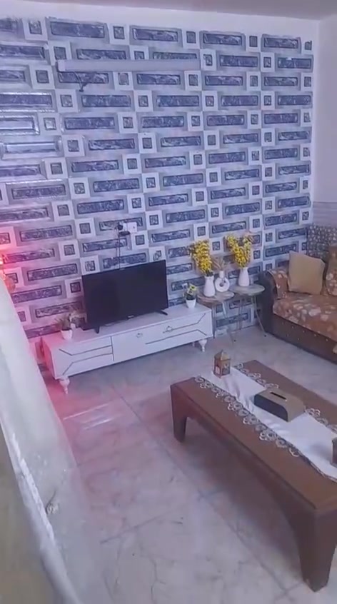 مشتمل ١٠٠ متر  طابو صرف اسمي معالف قرب السوك  مربع (خلفي) يعني تمشي ممر ١٠ متر يكبر بيت ١٠×١٠ .. يحتوي ع غرفه نوع او  إستقبال.  غرفه صغيره  مطبخ او حمام مشترك او واحد خارجي  طابق ارضي ترميم جديد  كله  مجاري او بواري مي او سيراميك.  ذاب عليه ١٠  مليون.. سعر ٧٥ بي مجال الطيبين او تريد اخذ صافي ٦٥ لا بلديه ولا ضريبه عليك بس اتكفل مي كهرباء عليه اصفرهن..وتساب ***********
