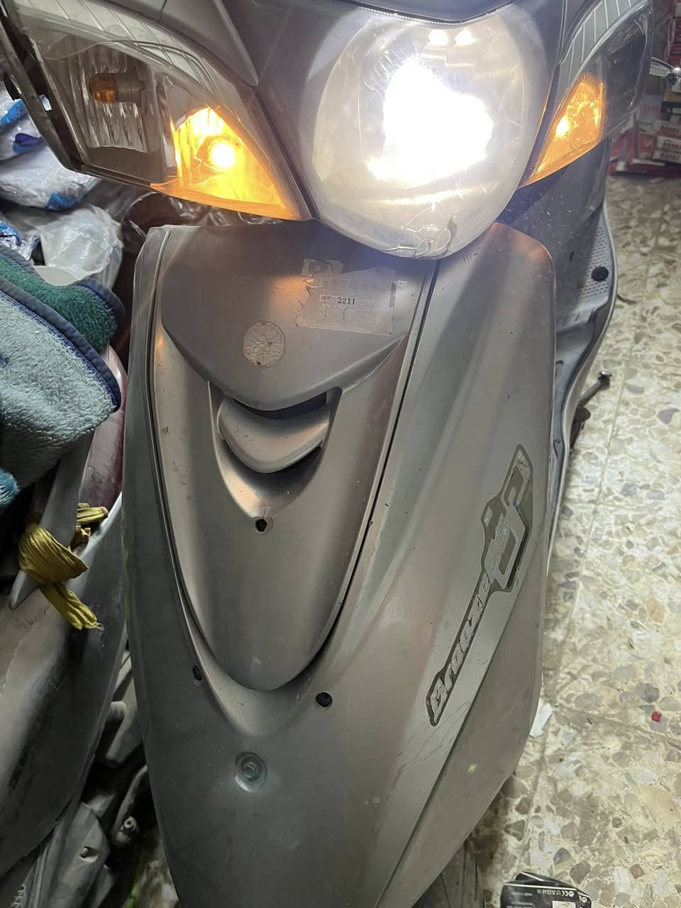 السلام عليكم بريز بغبغاء نوزل للبيع الدراجة كاملة من كلشي بيهة نقص شغلتين بسيطات كلش : 
 1️⃣واقية مال صالنصة 
2️⃣ وقمچي مال كيلو متر  
وهمين ماعندي مجال يرادلهة غسلة مرتبة وبس

الدهن مالتهة يورول 40-10 والبانزين محسن 
الدراجة فول ما توگفك إني ما أبيعها بس محتاج فلوسها 
السعر 700.000 وبيها مجال للشراي 
مكاني بغداد مدينة الصدر 
للاستفسار 📞*********** بي واتساب
