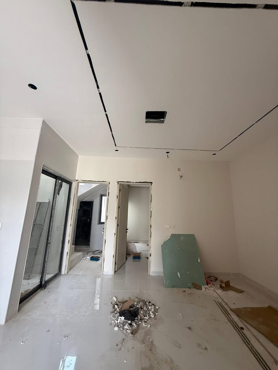 🏠دار صفر بناء حديث
   موقع مميز للبيع
~~~~~~~~~~~
البيت فول فول✔️
نظام دكت سقف مغربي✔️
دبل جام المنيوم✔️
~~~~~~~~~~~
طابو ملك صرف✏️📋
~~~~~~~~~~~
📐المساحه:106م
📐الواجهة :-6.75م
~~~~~~~~~~~
📍الموقع :-طريق بغداد 
حي المعلمين
~~~~~~~~~~~
💸السعر :علق تم يوصل السعر
~~~~~~~~~~~
يحتوي الطابق الاول على:-
كراج +مطبخ+استقبال
غرفه نوم +صحيات 
~~~~~~~~~~~
يحتوي الطابق الثاني على:-
هول +صحيات + 3غرف نوم
~~~~~~~~~~~
الطابق الثالث يحتوي على:-
بيتونه
~~~~~~~~~~~
للاستفسار اكثر الاتصال على
***********📱
~~~~~~~~~~~
نستقبل جميع العروض 
🏠السكنيه  🏛️التجاريه
مكتب عدن بدايه سايدين عدن مقابل مجمع جوهره
