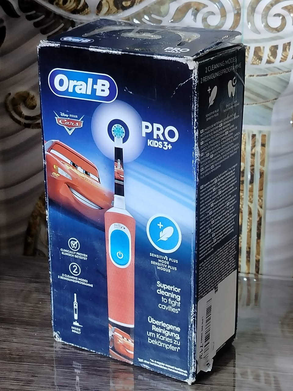 هذه فرشاة أسنان كهربائية من ماركة اورال بي (Oral-B) مصممة خصيصًا لتنضيف العميق الاحترافي  

Amazon.ae
 +1
مميزات خاصة: تحتوي على وضعين للتنظيف، بما في ذلك وضع "الحساسية بلس" (Sensitive Plus) لتنظيف لطيف وآمن على لثة  الحساسة.
التصميم: تأتي بتصميم مستوحى من فيلم ديزني "سيارات" (Cars) لجعل تنظيف الأسنان أكثر متعة.
الوظائف: تتوافق مع تطبيق Disney Magic Timer من Oral-B لمساعدة على تنظيف أسنانهم لمدة دقيقتين كما يوصي أطباء الأسنان.
المكونات: تتضمن الفرشاة رأسًا صغيرًا يناسب فم الطفل،ومؤقتًا مدمجًا، وبطارية قابلة لإعادة الشحن @إشارة


**إذا كنت صاحب هذا الإعلان وتريد حذفه لأي سبب، رجاءا أرسل رسالة إلى الدعم الفني**