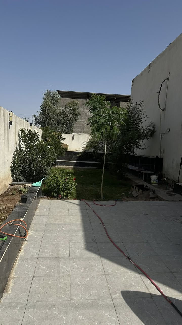 منزل للبيع طابو ٢٥ مساحة ٣٢٠ متر في البصرة السنيدية سكة العون مساحة البناء ٢٢٠ متر حديقة ١٠٠ متر يحتوي على غرف نوم عدد ٤ المساحة ٥*٤.٥ وصالة واستقبال خارجي معزول وحمامات عدد ٢ وغرفة للخزن في الطابق الاول بناء ب افضل انواع المواد من الطابوق والكهرباء والمياه والمجاري كم يحتوي ع كراج لسيارة واحدة وحديقة على شارع مقرنص يبعد عن الشارع العام ٦٠ متر للاستفسار اكثر التواصل ع الرقم.            ‭٠٧٨٣ ٢٨٣ ٨٣٩٤‬
