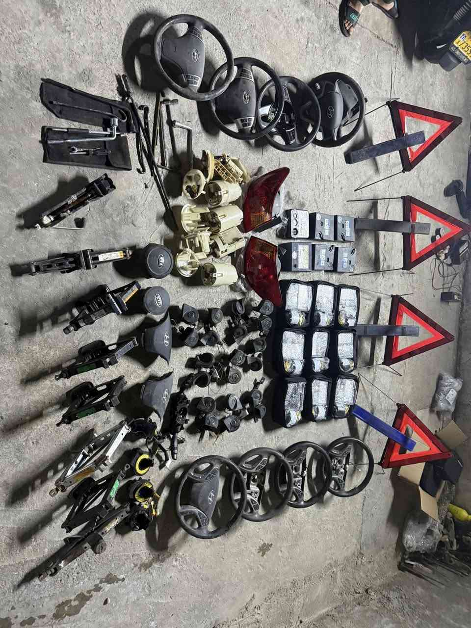 سلام عليكم 
منفاخ كوري اصلي تفصيخ انطي بي ضمان ٣٠ الف ابو الجنطه 
منفاخ كوري اصلي تفصيخ انطي بي ضمان بدون جنطه ٢٥ 
هورن طاط اصلي تفصيخ ١٥ الف 
فيتبم تفصيخ اصلي جوكر ١٥ الف 
ستيرن النتره مضلع امريكي ٢٥ 
ارباك النتره مضلع امريكي وخليجي ٣٠ 
شريط ستيرن النتره مضلع امريكي ٢٥ خليجي ٢٠ 
ستيرن النتره ١٠ السعر ٣٥ معه اليرباك 
بك لايت النتره ١٠ السعر ٤٥ الف 
دركه ستيرن فورتي امريكي معه اليرباك ٧٥ الف 
دركه ستيرن فولستر معه اليرباك معه الشريط ول مجمع لايت ١٠٠ دولار 
مثلث طوارء فسفوري اصلي ٥ الف 
جك سيارات ناصيه ١٠ الف 
عده جك كامله ٧ الف 
جك ابو القمه ١٥ الف 

مكاني بغداد مشتل يوجد توصيل جميع الحافضات العراق ٥ الف 

*********** 

اي غراض عدي بيهن ضمان واي غراض عدي اصلي تفصيخ ماعدي تجاري
