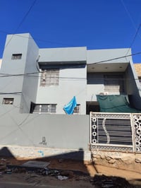 بيت للبيع 200 متر طابقين  بي 5 غرف وكل غرفه تمتلك سويت  ومطبخ حار وبار...