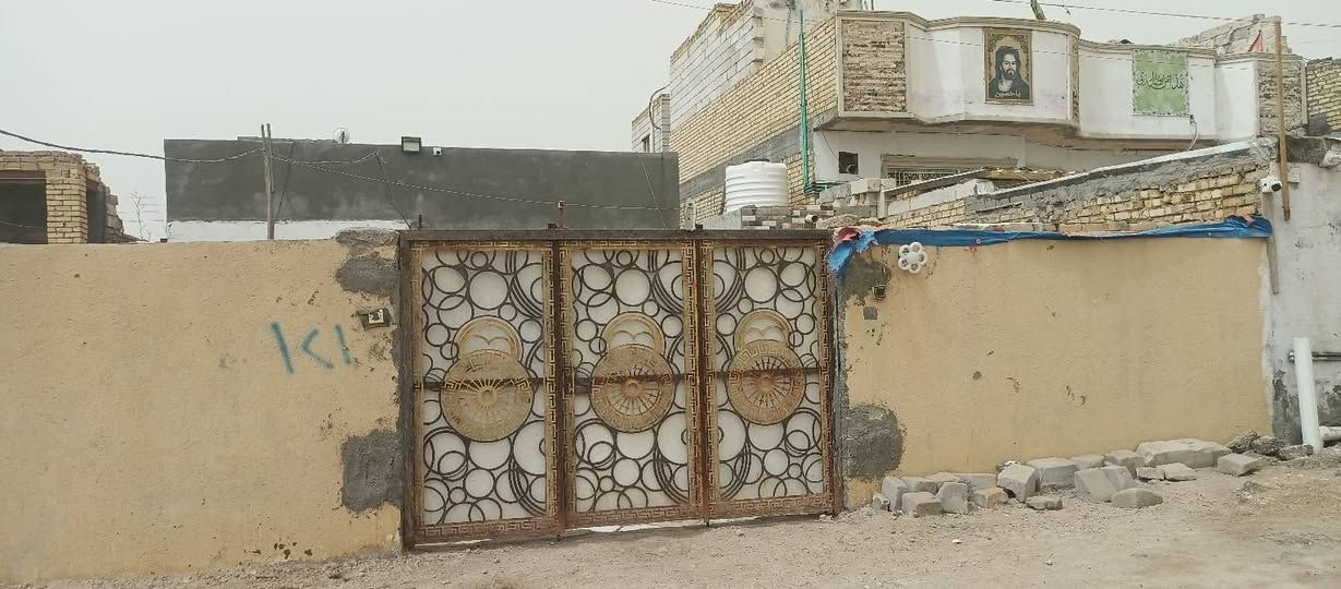 بيت البيع فضليه قريه الزهراء على شارع العام قرب مدرسه الحسن المجتبى بتدائيه متوسطه  يبعد عن مدرس 50 متر  مساحه البيت 300متر يتكون من غرفتين وصاله وغرفه ستقبال ومطبخ وديوانيه وصحيات   ***********
