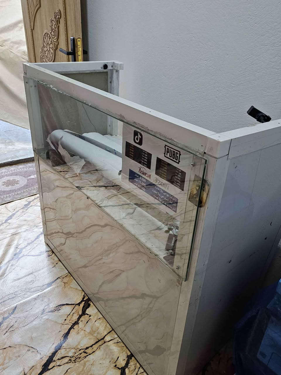 فاترينة محل 
ميز مكتبي
ميز صيانة 
سعر 400 مكان بصرة كرمة علي 
*********** البصرة, العراق
