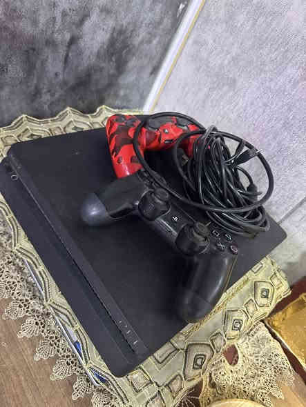 Ps4 سلم  
يدات ثنين وملحقاته كامله بلادي ممفتوح 
ب٢٠٠ الف شراي خابر***********
