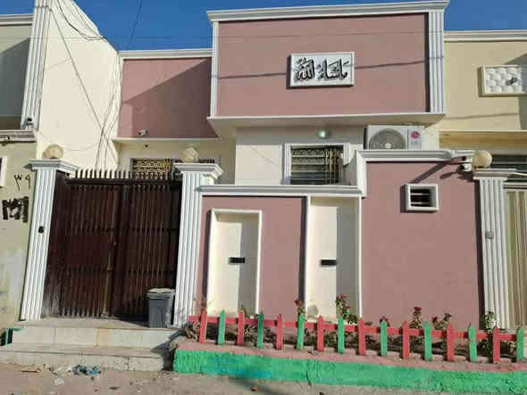 للبيع 
بيت ١٠٠متر سند ٢٥طابو زراعي بناء حديث وجاهز من كلشي كبل تكعد 
يتكون من غرفه وصاله ومطبخ واستقبال مفتوح ع صاله وحمام خارجي وداخلي 
عنوان البيت مميز وراقي مقابل بوابه قرية الغدير الاولى مجاور مدرسة انوار الغدير  ع شارع الصب تبعد عن شارع ١٥٠متر خدمات كامله متكامله مي كهرباء خطين ومي خطين كابينة مولده بلباب وانترنت ضوئي ايضا بلباب تبليط من شارع لحد باب البيت 
ملاحضه البيت داخل مجمع سكني وكل المجمع مسكون بلكامل 
السعر ٤٨جوه سوك راعيه متوازي وعنده ضرف 
م*********** اتصال او واتساب
