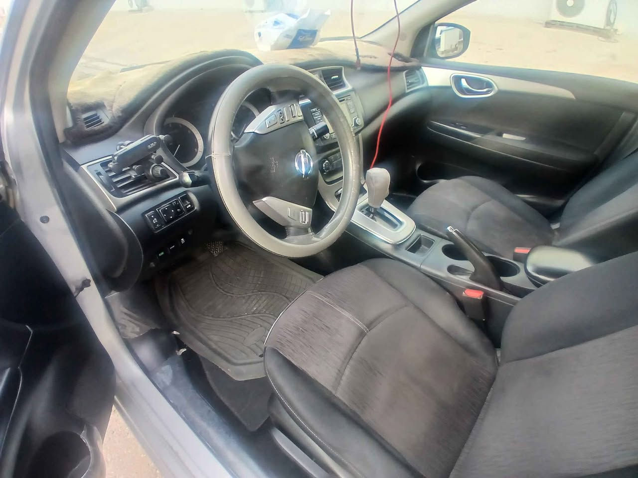 نيسان سنترا SV 2015 
فول مواصفات 
محرك 18
بصمة
بصمة ابواب
تحكم ستيرن
كاميرا
شاشة اساسية
سلايد 
تبريد ثلج
كير ومحرك بشرط
نظام ايكو و سبورت
وارد امريكي 
بيها 4 قطع صبغ بدون دواخل 
ماشية ١٤٣ الف ميل 
محرك ممفتوح
تايرات جداد
باتري جديد 
ماتحتاج مصرف 
هزة  جديد 
سنوية 2027
لتواصل *********** أربيل, العراق
