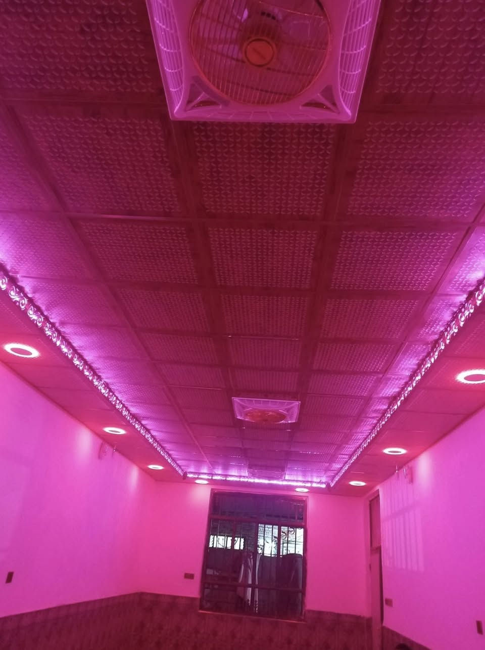 سقوف ثانويه وجداري بلاستك ورق جداري وبديل الخشب وبديل الرخام وشيبورد وجميع الديكورات عملنه والاستفسار على رقم ***********
