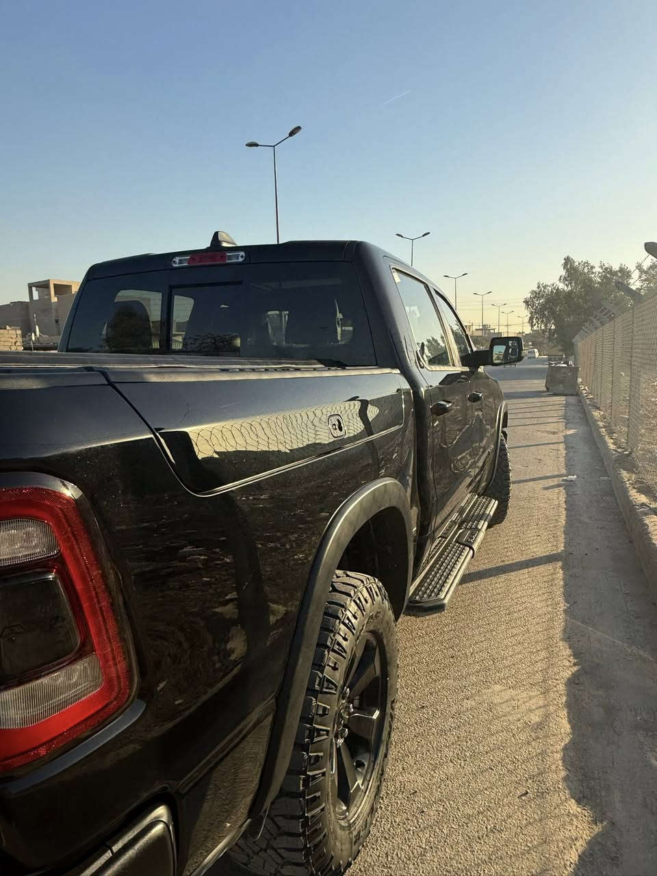 رام ريبل مع نضام ال etorque الكهرباء مساعد بتقليل صرف الوقود 
ضررموضح مع الصور الضرر باب السايق مبدل والباب الخلفي راجع بارد
السعر 480 ورقه شباب شراي اتصل السعر نهائي تجي نروح مركز فحص تفحص والسعر أعيد واكرر نهائي
السيارة ماشية 16000الف كيلو متر مو ميل يعني السياراه مماشيه 
الموديل : 2024 . (وارد امريكي ) . 
المحرك : V8 5.7L . 
المواصفات :
* رام بوكس 
* كزوز سستم . 
* شاشة كبيرة 12 أنچ . 
* نظام ملاحة GPS . 
* صناديق تخزين خلفية رام بوكس .
* سقف بانوراما . 
* المصابيح الأمامية زنون .
* كشافات الضباب زنون . 
* المصابيح الأمامية LED .
* المصابيح الخلفية LED . 
* نقطة عمياء . 
* دخول ذكي (بصمة) . 
* تشغيل عن بعد .
* مقاعد رياضية من الجلد الفاخر خاصة لنسخة REBEL
* ذاكرة لحفظ وضعيات الجلوس . 
* مقعد السائق كهربائي. 
* مقعد الراكب كهربائي. 
* باب الصندوق الخلفي قابل للفتح بثلاث اتجاهات . 
* كاربون فايبر . 
* تدفئة مقاعد . 
* تدفئة ستيرن . 
* المقاعد كهربائية .
* نظام خرائط  GPS . 
* حساسات امامية .
* حساسات خلفية . 
* كاميرا خلفية . 
* دوسات جانبية . 
* مكيف خلفي .
* الويلات مع الاطارات مخصصة للطرق الوعرة .
* منظومة كاملة لقطر العربات . 
* المرايا الجانبية قابلة للطي كهربائيا .  
* الشباك الخلفي كهربائي .
* غطاء جلد للبودي الخلفي .
* إمكانية تعديل ارتفاع دواسات البنزين والبريك كهربائيا . 
* هاند بريك كهربائي . 
* نظام تشغيل واطفاء اوتوماتيك لتقليل صرف الوقود . 
* مرايا بخاصية التعتيم الذاتي . 
الاستفسار ***********
