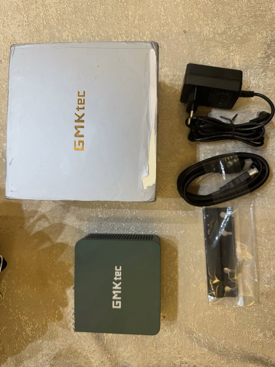 السلام عليكم مني بيسي جديدة للبيع مواصفات عملاقة 

R7 5825

Ram 16G

Ssd512G

هذا رقمي

***********
