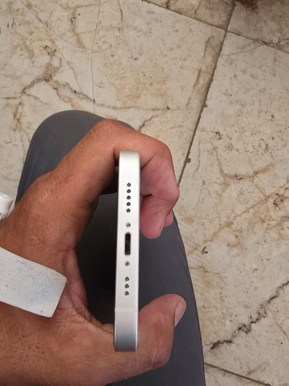 📱 آيفون 13 عادي (iPhone 13)
بيع - بحالة الوكالة 🍏

💾 الذاكرة: 128 جيجابايت.
 🔋 نسبة البطارية: 89% (خير من الله وأصلية وعمرها ممتاز).
 ✨ النظافة: 10 / 10 (كلش نظيف، شخط واحد مابي ومحافظ عليه).
 🛠️ حالة الصيانة: برغي ممفتوح بي نهائياً، وعلى الفحص وين ما يعجبك.
 💰 السعر: 500 ألف (وبيه مجال بسيط للشراي الجاد والرايد يشتري)
 📍 المكان: بابل / الحلة
 📞 للتواصل: راسلني خاص أو اتصل *********** واتساب وتصال
