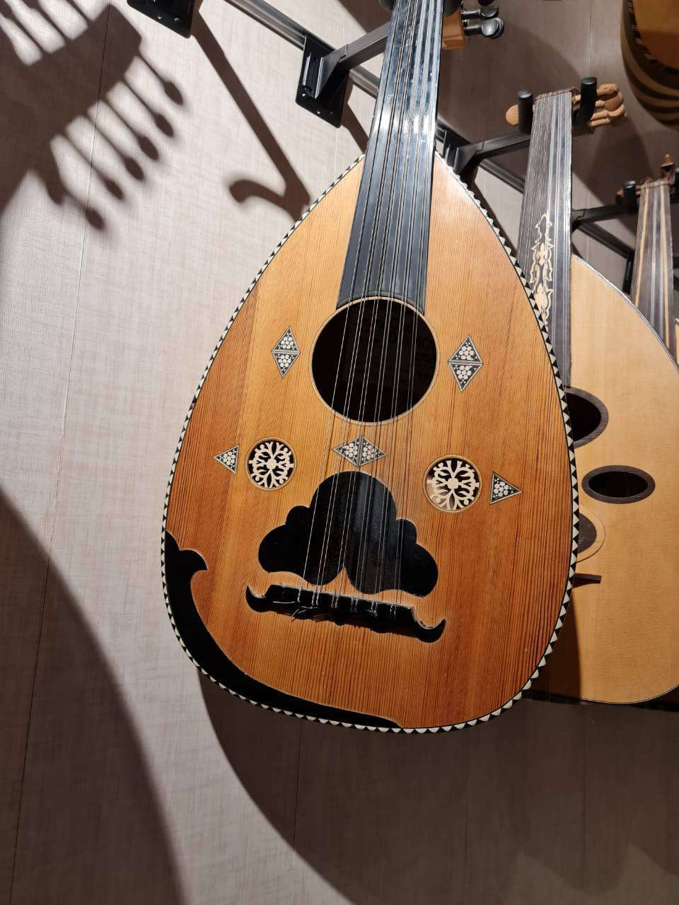 عود صناعة علي غدير 
الوجه سيدار 
الضهر جوز وزان
السعر ٥٥٠
واتساب ***********
مكان كربلاء 
اتصال***********
اوتار جديده لابيلا قبل ١٥ شديتهن
