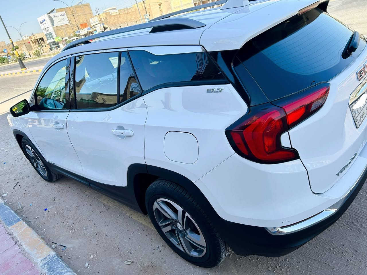 GMC terrain SLT 2020
جمسي تيران ابيض 20 مواصفات  اس ال تي
تشغيل عن بعد وبصمه اربع ابواب
كراسي جلد فاتح كهرباء خزن ميموري هيتر
رادار  تحكم ستيرن مثبت سرعه
صندوق كهرباء 
لايت ليد امامي خلفي
مري وسطيه وجانبيه تعتيم تلقائي مري قلاب
فور ويل  AWD  
مكينه 1500 تيربو
 ماشيه قليل جدا ٢٨ ميل
السياره استعمال شخصي مامتعوبه
كير 9نمر
 رقم نجف بسمي
الضرر جاملغ وبنيد الصور بالمنشور 
السعر 165
***********
