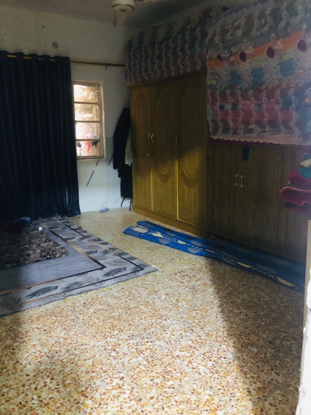 بيت للبيع مساحه 200 متر الطابق الاول يحتوي على (استقبال ،مطبخ +مطبخ حراري، غرف نوم عدد 2 ، صاله وحمامات داخليه وخارجيه ،مخزن+محل)
الطابق الثاني يحتوي على 
(غرف نوم عدد 4 ،صاله،حمام ، بلكونه جميله)
مكان المنزل ميسان حي الامام صادق للستفسار اتصل على هذا رقم*********** متواجد خط + واتساب