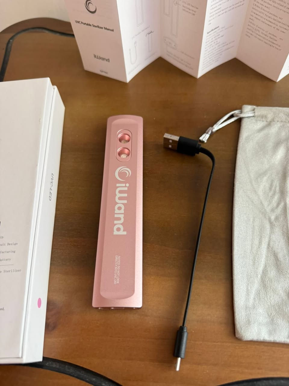 هذا المنتج هو جهاز تعقيم محمول بالأشعة فوق البنفسجية من نوع (iWand UVC-LED).
الوظيفة: يستخدم لتعقيم الأسطح والأشياء الصغيرة بقتل البكتيريا والفيروسات. 
المميزات: مصمم من ألومنيوم الطائرات، ويعمل ببطارية ليثيوم قابلة لإعادة الشحن. 
آلية العمل: يستخدم تقنية الأشعة فوق البنفسجية (UVC) للقضاء على الميكروبات في ثوانٍ. 
تحذير: لا تنظر مباشرة إلى ضوء الـ UVC.


**إذا كنت صاحب هذا الإعلان وتريد حذفه لأي سبب، رجاءا أرسل رسالة إلى الدعم الفني**