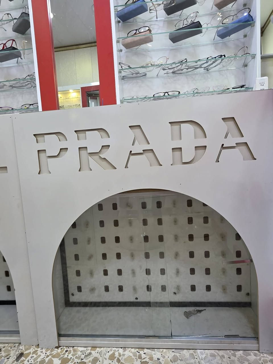 السلام عليكم يتوفر للبيع بسعر جدا مناسب العنوان بغداد المنصور ***********
