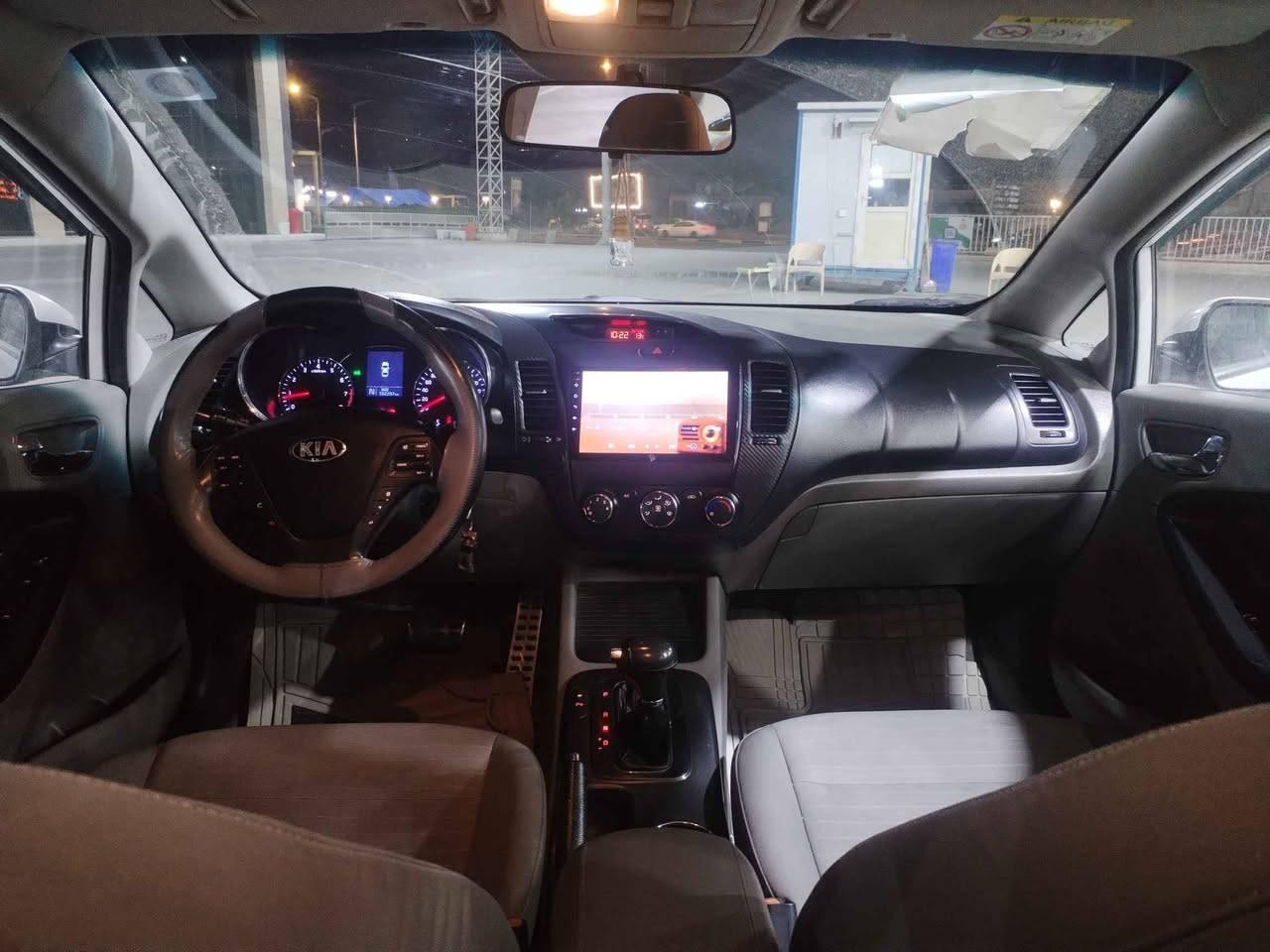 سلام عليكم كيا سيراتو مديل 14 فول مواصفات مكفوله من تبديل وضربه وصبغ حتى الدعاميات كفاله مكينه وكير وتبريد تخم تاير وشفتات ستيرن شاشه وكاميرا واربعه دسكات مكينه 1600 مثبت سرعه ثلاجه بل جكمجه انتهاء السنويه 2030 ولسياره باسمي ولتحويل ثاني يوم عنوان السياره بصره جمهوريه السعر 130 بيها مجال بسيط رقم الهاتف *********** البصرة, العراق
