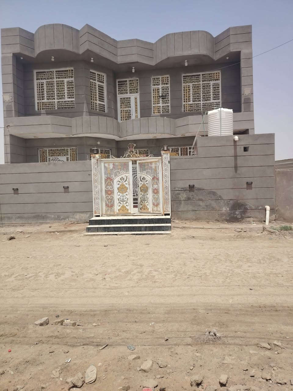 سلام عليكم دار للبيع عل الحولي خلف المجمع عبد الحسن كاع راجي المساحه ٢٤٠ الستفسار ***********
