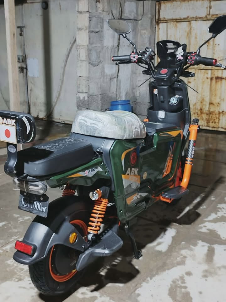 السلام عليكم 🛑
🛵دراجه شحن x900 
موديل 2025
💿تايرات جدد جوبلس
الدراجه ام الصندوك الوسطي الجبير وبيها سله جديده اماميه شايلها 
⚡ملف ١٢٠٠ نحاس 
🦾سرعه ٩٩كم.س
🔋٥ بطاريات كبار 
🪉جهاز انذار لمنع السرقات
دبل سويج وتشغيل كارت nfs وتشغيل بصمه عن بعد وتشغيل بصمه بلدراجه ونشرات داير مدايرها ملاعيب العيد ومنضومه زنون عدسه وبيها نظام بك R🛑 وشاشه اعطال 
الدراجه زلغ مابيها واحله من الصوره السعر ٥٥٠ وبيها مجال للطيبين المكان بغداد زعفرانيه 
للاستفسار ***********
