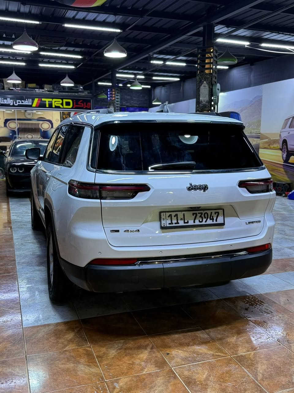 السلام  عليكم 
بعد اذن  الادمن  المحترم 
للبيع  فقط  ✍🏻✍🏻
كراند شيروكي لمتدد  فوول الشكل الجديد L
مرقم بغداد سنويه باسمي 
موديل2022
وارد امريكي جاملغ مبدل وجاملغ خلفي بارد مع شبر من الباب هم بارد
 
السعر285$$ بيه  مجال  

المحرك : V6.  3.6L . 
العداد :  50  الف قابل للزياده
المواصفات :
 دفع رباعي 4x4 . 
* رادار امامي مع مانع تصادم . * تحذير الخروج عن المسار . 
* تحذير النقطة عمياء  .* ويل قياس 20 انج .
* سقف بانوراما . 
*دشبول دجتل مع شاشه بمواصفات عاليه
* شاشه كبيرة 10.1 انج . 
* نظام الخرائط (GPS) .* كاميرا داخلية محيطيه  360 درجه  . 
* كاميرا خلفية . * المصابيح الأمامية زنون .
* كشافات الضباب زنون .     * تشغيل عن بعد .
* صندوق كهربائي .*شفتات بالستيرن.
*الگير ماوس مع وضعيات قياده متعدده.
* مقصورة الركاب من الجلد الفاخر .*تطعيم الدشبول والابواب صاج ملكي.
* حفظ وضعيات الجلوس (ميموري) . * المقاعد الأمامية كهربائية .
* المقاعد الأمامية تدفئة . وخلفيه هم تدفئه
 *سايد بريك بصمه.
*فول تحكمات ستيرن امامي خلفي.
* سستم صوت Alpine . 
 انارة داخلية LED . * حساسات خلفية . 
* 7 راكب .
 مكيف خلفي   3  قطع مع وحدة تحكم منفصلة . * تدفئة ستيرن . 
 مرايا متحسسه للضوء العالي . * مانع تصادم خلفي .
 بلوتوث تلفون . * محدد سرعة . 
 نظام التشغيل والاطفاء الاوتوماتيكي ( Auto Start System ) .

*وبقية المواصفات معروفه 
مرقمه بغداد سنويه باسمي
  
    
"285 بيه  مجال بسيط تم تنزيل السعر 
ماكو هيج سعر بتاريخ الجيب
   
***********
