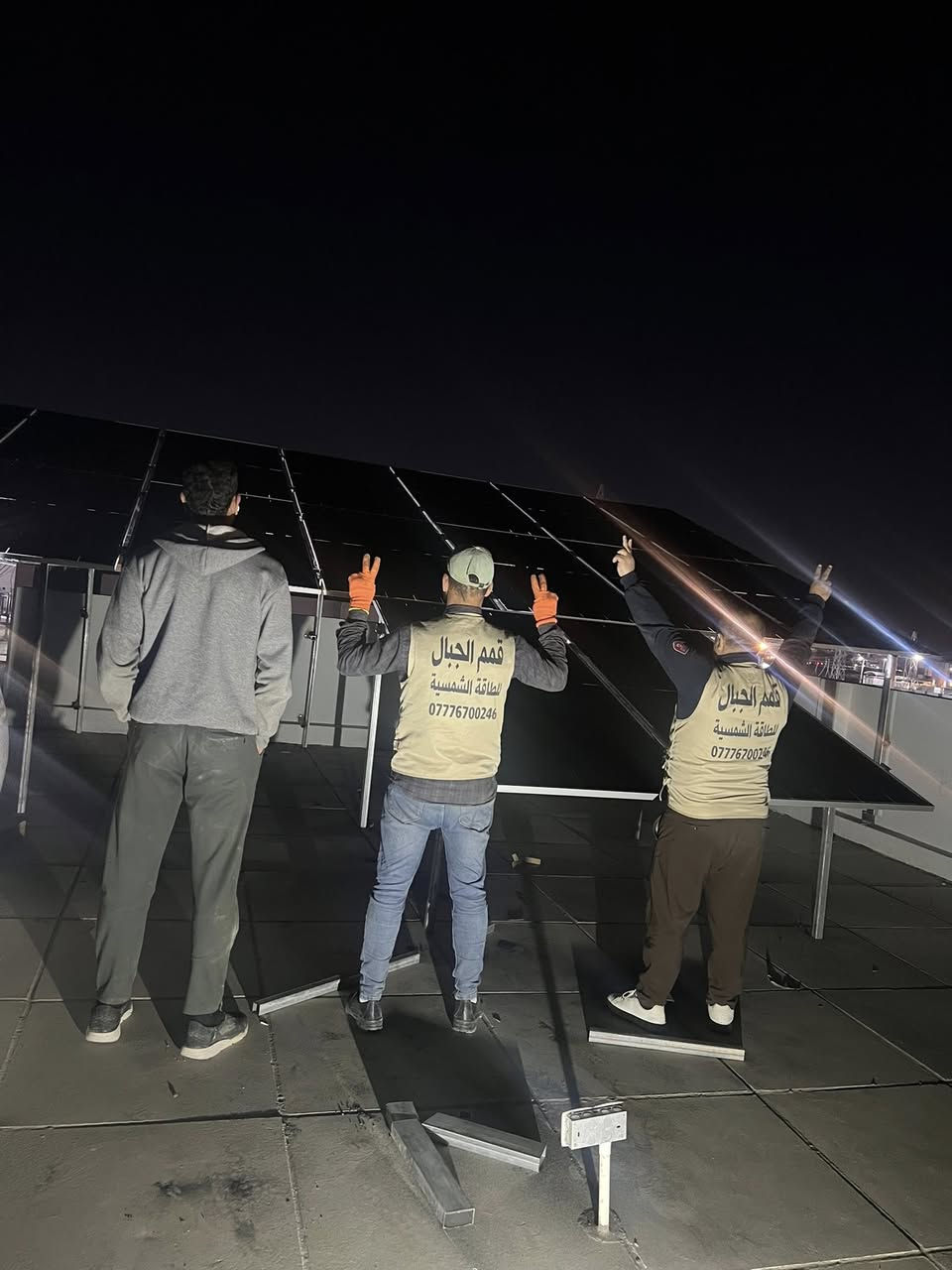 � تنصيب منظومة طاقة شمسية في مجمع نجمة بغداد السكني – أبو غريب 🔹 

بحمد الله تم إنجاز وتنصيب منظومة طاقة شمسية متكاملة في مجمع سكني – أبو غريب
للدكتور زياد المحترم 🌟

⚙️ مكونات المنظومة:

 • ✅ 3 انفيرترات نوع Felcity قدرة 6 كيلوواط لكل جهاز
 • ✅ 3 بطاريات ليثيوم QS سعة 16 كيلوواط/ساعة للبطارية الواحدة
 • ✅ توزيع أحمال مدروس لضمان الاستقرار والكفاءة
 • ✅ ربط احترافي مع حماية كاملة للمنظومة

🔋 إجمالي خزن البطاريات = 48 كيلوواط/ساعة
⚡ قدرة تشغيل عالية تناسب المجمعات السكنية والأحمال الكبيرة

📍 فروعنا:
بغداد – الكرادة ***********
بغداد - حي الخضراء ***********
الأنبار – الفلوجة ***********
صلاح الدين – ناحية العلم ***********

قمم الجبال للطاقة الشمسية
خبرة – أمان – ضمان حقيقي ✔️
