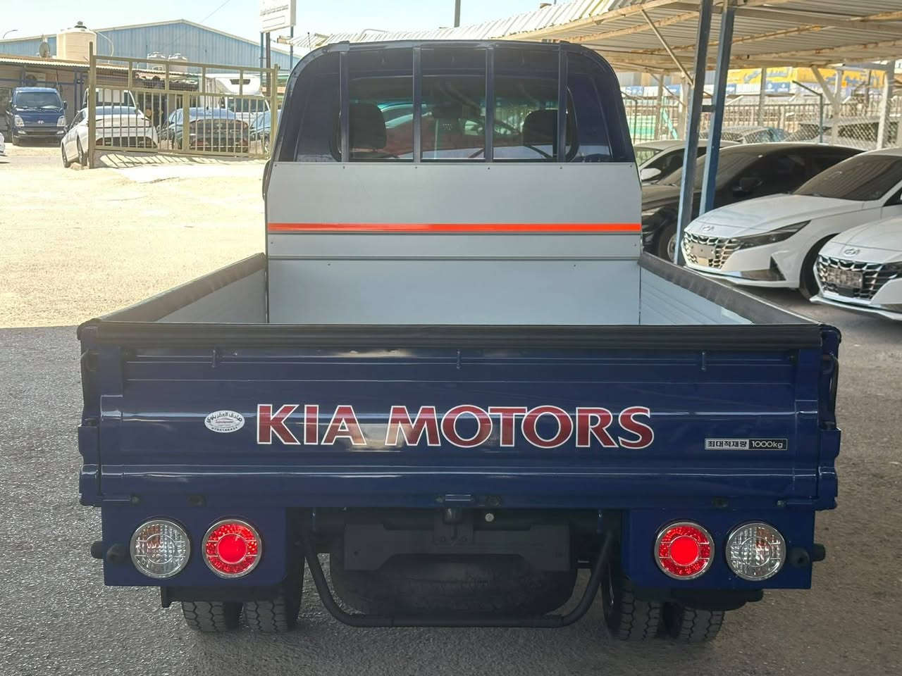 معرض صادق العقرباوي لتجارة السيارات 
0795106431
للبيع: كيا بونجو 3 (Kia Bongo III) موديل 2021
​سيارة بيك أب كيا بونجو بحالة الوكالة، تتميز بالاعتمادية والقوة في الأداء، مثالية للأعمال التجارية والنقل.
​تفاصيل السيارة:
​الموديل: 2021
​الحالة العامة: فحص كامل (بحالة ممتازة).
​ناقل الحركة: عادي (Manual) 6 غيارات.
​المواصفات الداخلية: * نظام تكييف وتدفئة فعال.
​تدفئة مقاعد وتدفئة مقود.
​نظام صوتي يدعم (Bluetooth / Radio / Media).
​تحكم كهربائي بالمرايا.
​المواصفات الخارجية: * إضاءة نهارية وكشافات ضباب.
​صندوق خلفي واسع مجهز للنقل الثقيل.
​إطارات بحالة ممتازة.
​الموقع:
​معرض صادق العقرباوي لتجارة السيارات
المنطقة الحرة - شارع 10 شمال.
​للتواصل والاستفسار:
​يرجى الاتصال على الأرقام التالية:
​0795694552
​0795106431
​ملاحظة: المعاينة خير برهان، السيارة جاهزة للاستخدام الفوري ولا تحتاج لأي صيانة.


**إذا كنت صاحب هذا الإعلان وتريد حذفه لأي سبب، رجاءا أرسل رسالة إلى الدعم الفني**