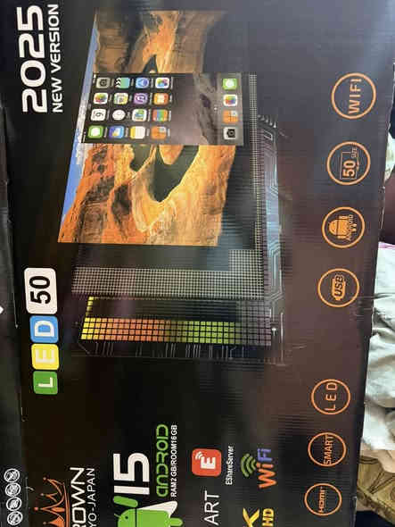 سلام عليكم شاشة نوع crown كراون صنع ياباني حجم 50 بوصة جديدة تشغيلة وحده كارتونها وغراضه كله موجوده مصارله يوم من اشتريته سبب البيع اخوي مشتري شاشة مال كيمنك ومادري بي الشاشة مصارله يوم من اخذتها والوصل موجود السعر 235 اخذته 250والوصل موجود بيه ضمان سنة من ابو المحل الي اخذتها منه مكاني بصرة يوجد توصيل 
 واتساب ***********
