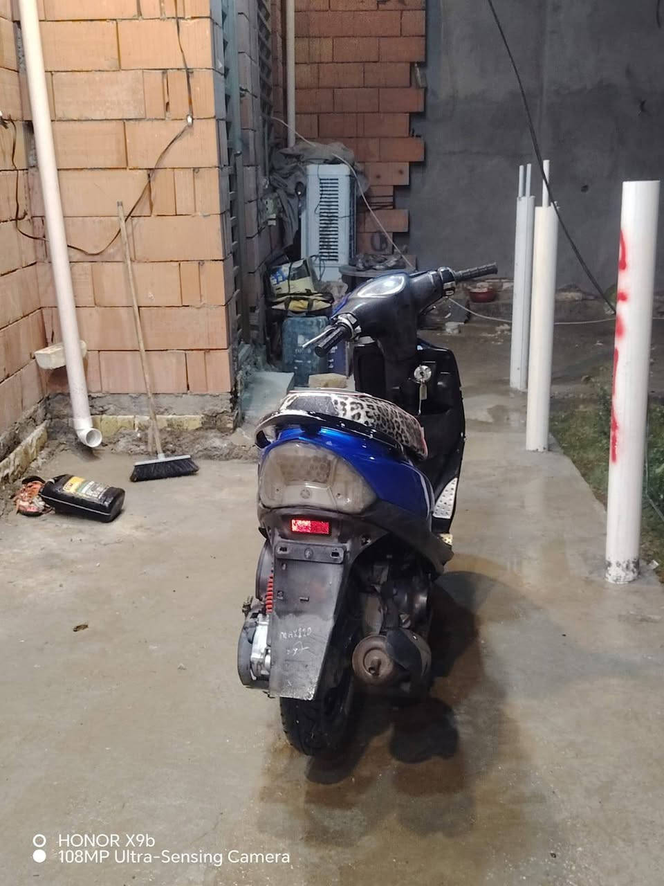 السلام عليكم دراجة ماكس للبيع مجفته بستم و ولفات جديد وبيها ضمان شهر الدراجة مرتبه مثل ما بل صورة مابيها نقوصات بس الكشن شوية طاك والباقي عقل جديد شديته قبل يومين وبيها ضربه بل كفرات مو حادث ضربة بل غلط صارت بيها سستم اشاير يعني ماكو يمنه و يسرة بس دبل إشارة سستم مالتها ازرك و اصفر والايت كذالك ازرك واصفر للاستفسار اكثر اتصل *********** السعر 450وبيها مجال
