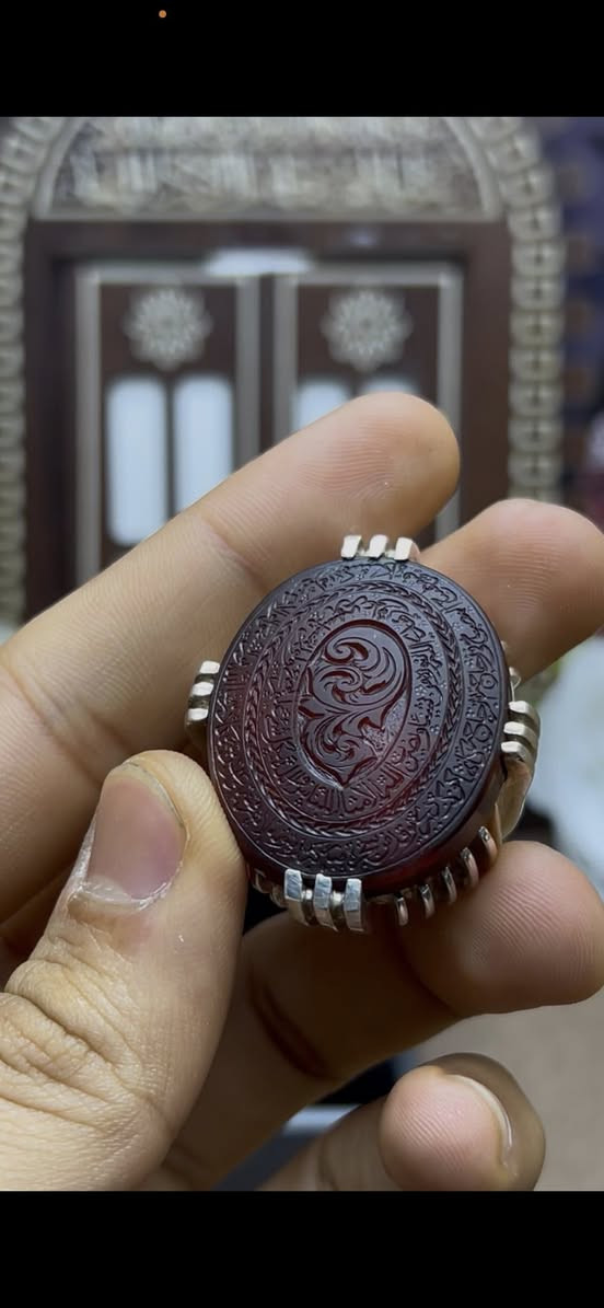 خاتم من العقيق اليماني
صياغة البحرين حمادة vip
خط الاستاذ (الحي)
مخطوط 
امام الحجر
 
آيَة النُّور‎
ﷲ نُورُ السَّمَاوَاتِ وَالْأَرْضِ مَثَلُ نُورِهِ کَمِشْکَاةٍ فِیهَا مِصْبَاحٌ الْمِصْبَاحُ فِی زُجَاجَةٍ الزُّجَاجَةُ کَأَنَّهَا کَوْکَبٌ دُرِّیٌّ یُوقَدُ مِن شَجَرَةٍ مُّبَارَکَةٍ زَیْتُونِةٍ لَّا شَرْقِیَّةٍ وَلَا غَرْبِیَّةٍ یَکَادُ زَیْتُهَا یُضِیءُ وَلَوْ لَمْ تَمْسَسْهُ نَارٌ نُّورٌ عَلَی نُورٍ یَهْدِی ﷲ لِنُورِهِ مَن یَشَاءُ وَیَضْرِبُ ﷲ الْأَمْثَالَ لِلنَّاسِ وَﷲ بِکُلِّ شَیْءٍ عَلِیمٌ

وخلف الحجر
(صلى الله عليك يا ابا عد الله الحي)

مقاس الحجر 34.6 
مقاس الفضة 24
للاستفسار ***********
واتساب
