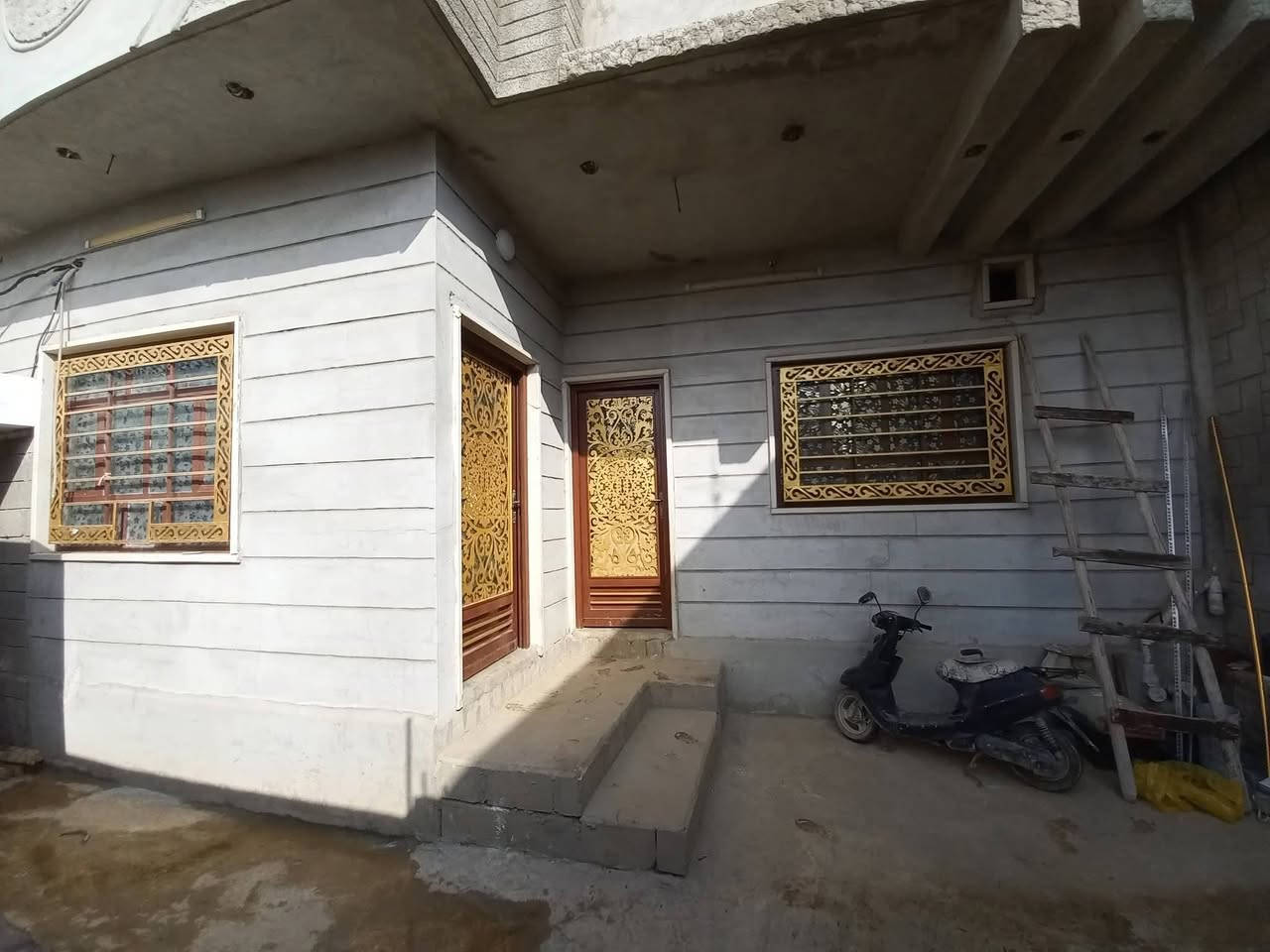 بيت للبيع العنوان القوسيات قرب المدرسه الصينيه المساحه ٢٥٠متر الاستفسار على الرقم *********** او وتساب
