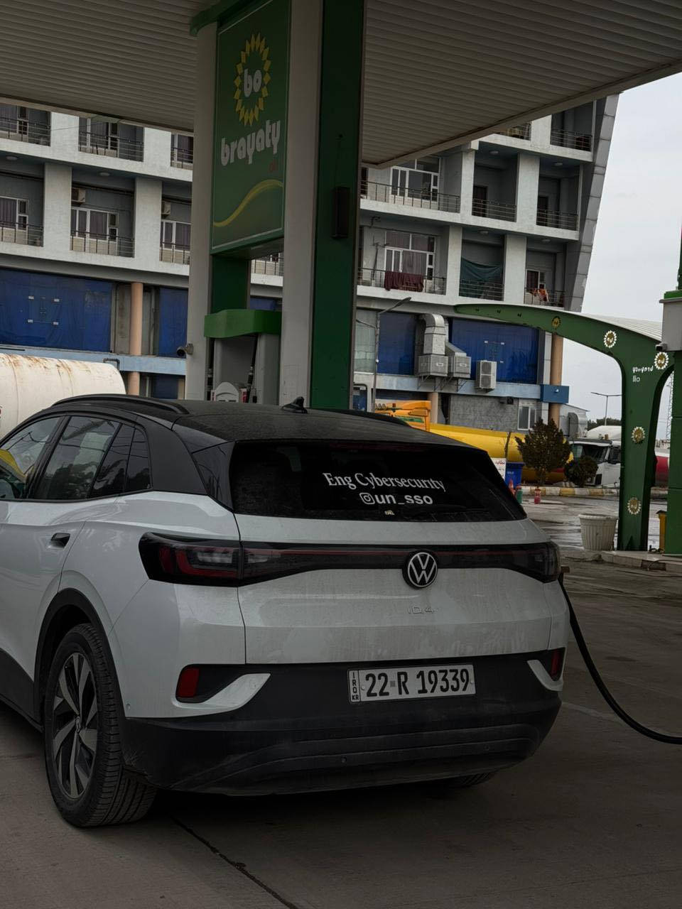 volkswagen İD4 Pro

📌 الموديل: 2023
📌 الممشى: 70,000 كم
📌 بدون بانوراما

⸻

🔋 المواصفات الميكانيكية:
 • محرك كهربائي بالكامل
 • دفع خلفي (RWD)
 • بطارية الحجم الأكبر (82 kWh)
 • مدى قيادة يصل إلى 500 كم بالشحنة الواحدة (حسب الاستخدام)
 • شحن سريع DC
 • شحن منزلي AC
 • نظام استرجاع الطاقة (Regen Braking)
 • أوضاع قيادة متعددة

⸻

🤖 أنظمة القيادة والمساعدة:
 • قيادة ذاتية
 • مثبت سرعة ذكي (Adaptive Cruise Control)
 • نظام الحفاظ على المسار (Lane Assist)
 • تحذير من التصادم الأمامي
 • فرملة طوارئ أوتوماتيكية
 • مراقبة النقطة العمياء
 • اصطفاف ذاتي (Park Assist)
 • حساسات أمامية وخلفية
 • كامرة خلفية

⸻

🖥️ التكنولوجيا والداخلية:
 • شاشة وسطية كبيرة تعمل باللمس
 • عدادات ديجيتال كاملة
 • نظام ملاحة
 • Apple CarPlay & Android Auto
 • بلوتوث + USB-C
 • إنارة داخلية محيطية متعددة الألوان
 • مكيف أوتوماتيك ذكي (Climatronic)
 • تشغيل ودخول بصمة (Keyless Entry)
 • مرايا كهرباء

⸻

🪑 المواصفات الخارجية:
 • جنوط وكالة
 • إضاءة LED أمامية وخلفية
 • إشارات بالمرايا

⸻

📌 الملاحظات:
 • صبغ قطعة وحدة فقط (جاملغ سائق)+ قطعتين كلير امريكا 

 • سيارة نظيفة جداً واستعمال شخصي

💰 السعر: 180
📲 ***********
