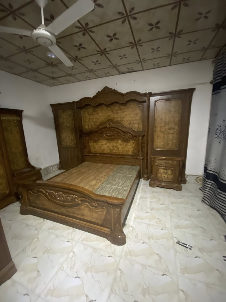 السلام عليكم الي يحتاج فك وتركيب غرف نوم تواصل )(***********
