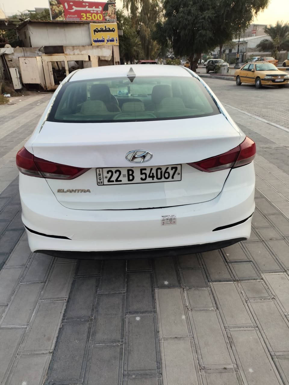 السلام عليكم.. النترا امريكي موديل 2017 رقم اربيل بأسمي السيارة حادثهة كلش بسيط موظح بالصور بالبنيد شي بسيط جدا السيارة ماشية 156 ميل لونها ابيض صدفي ( والصدفي معرف يگشر صبغ مگشرة صبغ بالقمارة وبالجنطة وبالبنيد ومغلفات فابلون ) السيارة مابيها شي نقص الحمدالله سعرها 112 . عنوانها بغداد الكاظمية......***********
