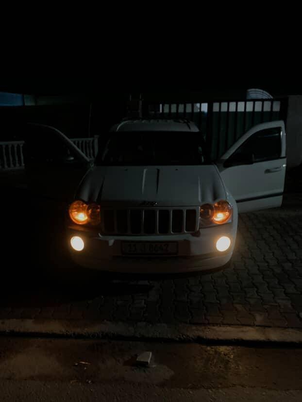 السلام عليكم
( Jeep Laredo ) 
 محرك 3700 . 6 سلندر
( المحرك ) وضع الشركة ( غير مفتوح ) 
( الگير: وضع الشركة مبدل زيت وفلتر فقط ) 
( عجلات كوري جديد ) ( بطارية جديدة ) 
( لايت زنون عالي ناصي ) 
الداخل : ( غرفة نضيفة )
بدي السيارة: ( صبغ دعامية أمامية ) و بعض الأجزاء مثل : ( تكمة الباب الأمامي بدون فتح )  ( وجزء بسيط بهلال الجاملغ الخلفي الأيمن ) ( وطخة بالباب الخلفي  بارد فقط ) ( وطرف البنيد بارد فقط شبر فقط ) 
( الصالنصة : بطيخة مبدلة فقط. 
تبريد جيد جداً و غير مفتوح أي جزء منه. 
الصدر الخلفي بحالة الشركة والامامي تبديل لاستيك وطوب فقط ( وللعلم دبلات الشركة نفسهن )

السعر المطلوب 120 وبيها مجال

( السيارة عندي صارلها 15 سنة )  ( غير الأجزاء الاستهلاكية ما مبدل بيها ) 
ارقام جديده رقم بغداد
 السنويه تنتهي ب 2030
رقم الهاتف
 ***********
***********
***********
العنوان : بغداد اليوسفية.
