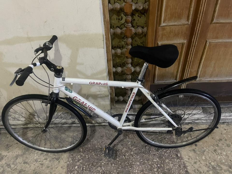 سلام عليكم ورحمة الله وبركاته
باسكل c700 للبيع لون ابيضّ نظيف حجم ٢٦ 
٦ نمر خلفي /١ امامي 
مرتب الباسكل ونظيف بريكات كيوره كله شغال 
أينقص مابيه فقط يرادله تضبيط بريك خلفي 
شغال وخير من الله أينقص مابيه ومرتب كلش 
السعر ٨٠ الف وبيه مجال جدا جدا جدا بسيط حك الجية 
مكاني بغداد السيدية 
للاستفسار ***********متواجد نت
