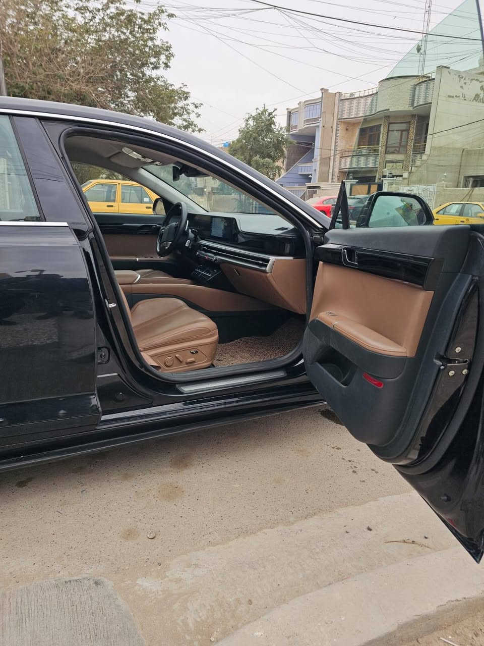 السلام عليكم سيارة ازيرة للبيع كراندر موديل ٢٤ بغداد بسمي وارد كوري سيارة جاهزة من كلشي حادثهة بجم تبديل بنيد وجاملغ فول مواصفات ماعدا الفتحة العنوان بغداد الاتصال واتساب ***********
